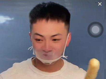 “我啊 在东门啊 开个烤肠店啊”
第一天营业就卖光了,手忙脚乱的王老板哈哈哈
但是天天能看见妈妈,特别高兴!!@王铁柱(雪饼猴🐒) #王铁柱 #雪饼猴