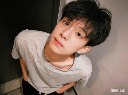 你年少,我飘渺……我爱得静悄悄ai口令和教程来了!#豆包ai #豆包出大片有两把刷子 #肉麻的调调你不会知道 #静悄悄 #肉麻的调调 静悄悄拍照ai生图指令 肉麻的调调拍照ai生图指令 豆包P图ai口令