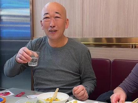 娃放假,和强哥带着公婆一起出去吃顿饭!吃饭半中间,娃突然问他爷爷是不是妻管严?他爷爷大声的说,是,我是妻管严!在我们家,公公和强哥很享受“妻管严”的幸福,因为他们知道爱你的人才会管你!#记录真实生活 #夫妻日常 #我们这一家