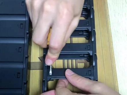 科普一下:轻型拖链桥式。封闭式拆装视频讲解。#拖链 #自动化设备 #拖链生产厂家 #机械设备 记得关注我哦~