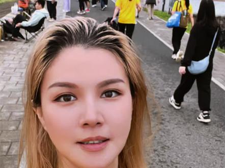 #佛山50公里徒步 #生活vlog #郭沅君 #徒步旅行 #边走边拍
第一次参加,没有经验,鞋穿的太薄了,后面真的痛到时刻在觉知,甚至放掉觉知,身痛心不痛,也算是一种练习!很棒的体验!去年偶然在街上看到大家徒步,就知道要来的,今年真的太巧了,刚刚好,录节目的时候看到报名!于是后面自然发生。
每个人对徒步有不同的理解,都不重要,只能说想什么来什么。这次徒步,更让我确定了坚定了,一个人只要愿意做一件事,只有成功!只要在路上,总是有收获!前方不管有多远,只要迈出第一步,总会到达!没有不可以的!一定可以!