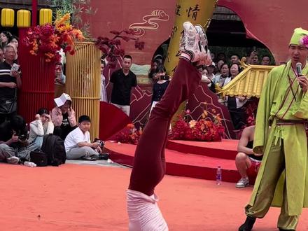 万岁山老嫂子大舞台百万网红斗舞。中国舞一百多万网红和机械舞两百多万网红的巅峰对决,都是牛人👏👏体验感拉满#景区表演互动 #老嫂子斗舞