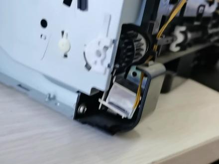 惠普1108建续进纸,更换离合器,拆机的动作有点大