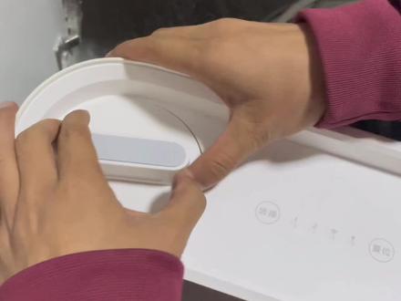 小米净水器更换滤芯。第一步关掉进水阀门 第二步打开水龙头泄压 然后就轻松拧开了#小米净水器#净水器滤芯更换方法 更换好后米家APP复位一下就可以了。