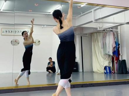 #零基础学舞蹈 #成人古典舞 #芜湖舞蹈学校 #美丽的神话 @DOU+小助手 美丽的神话背面完整版分解分享给你,快速跟我学,原创莲舞蹈