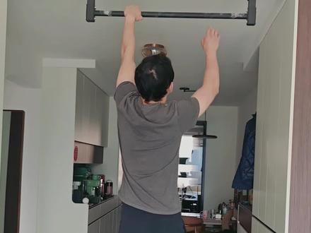 40岁中登不去健身房的居家锻炼日常,幻想自己是一只猴#居家锻炼 #单杠 #悬吊 #握力 #臂力