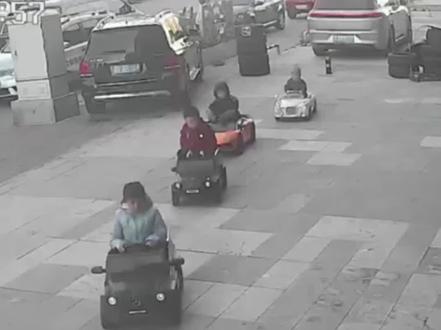 4名小朋友驾驶玩具车进洗车店想拼优惠洗车,店员:安排!
