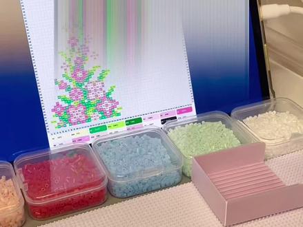 拼豆日记:水壶里的花花
把春天装进水壶里 真的好漂亮 快叫闺蜜一起拼起来
#拼豆 #手工diy #拼豆图纸 #拼豆diy #看花看花