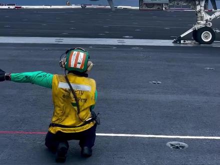 突发!第二艘航母前往伊朗,说明核谈判存在较大分歧 一个突发消息,纽约时报称五角大楼在数小时前已经指示第二个航母战斗群前往伊朗,正在加勒比海附近的福特号航母战斗群被重新部署到中东,与林肯号打击群组成双航母战斗群对伊朗施加更大的军事压力。#全球创作者计划 #伊朗 #美军 #国际局势