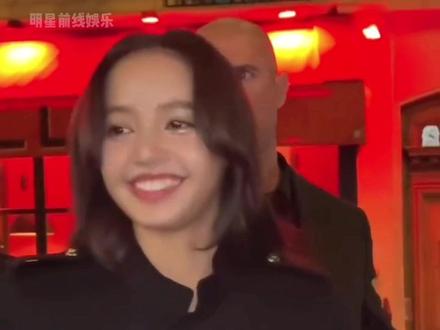 #Lisa 疯马秀演出结束后特意卸掉妆容和粉丝见面,你们觉得好看吗?#疯马秀 #娱乐评论大赏