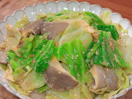 凉拌蘑菇包菜做法 姐妹们注意看 把平菇和包菜放进锅里蒸一蒸 出锅就是一道最近网上很火的招牌美食 这个做法我相信有百分之九十九的人没见过 更没吃过 建议点赞收藏好哦 #凉拌蘑菇包菜#美食教程#家常菜