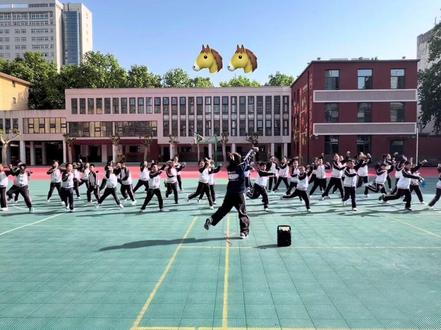 适合小学生▏超简单带口令的《快乐小马》 韵律操,大课间操,体能热身都可以用的简易版本,还附带口令图标提示#校园体育锻炼 #韵律操 #快乐小马 #课间操 #热身操