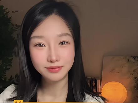 少时敢摘天边月 妄称人间第一流。
鲜衣怒马踏清秋,不信岁月有白头。
半生奔波尘满面,方知烟火皆是愁。
风雨欺我几十载,棱角磨尽志未休。
纵使行囊空如许,尚有明月照归舟。