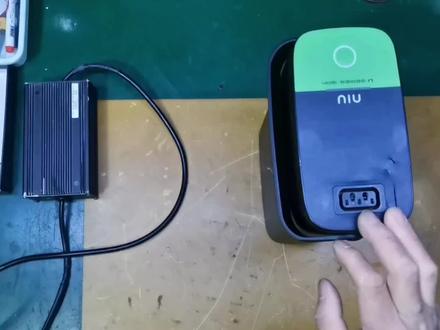 小牛锂电池按电量显示灯闪烁三下,车辆正常使用看看哪的原因?