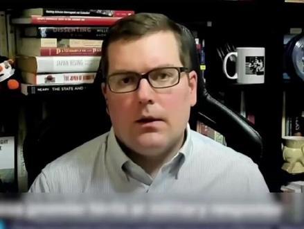 【一语中的|在日美国学者:争端背后是高市的修正主义史观触动中国历史创伤】近日,供职于日本神田外国语大学的学者杰弗瑞·霍尔接受《德国之声》节目采访,谈及日本首相高市早苗所发表涉台言论。他指出,上世纪30年代,日本军国主义曾以“存亡危机”为名,对中国发动侵略。如今,持历史修正主义立场的高市早苗再度抛出类似论调,无疑触动了中国人民关于那段惨痛记忆的民族创伤。因此,中方对此表现出强烈不满并予以坚决反对,实属情理之中。