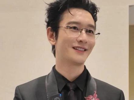 11月14日,第38届中国电影金鸡奖提名者表彰仪式现场,演员#黄晓明 表示:自己很早就知道金鸡奖,还给葛优投过票。#第38届中国电影金鸡奖#2025年中国金鸡百花电影节 (采访:郭蕾;制作:王垚)