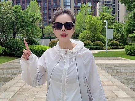 夏天来了,你还在担心紫外线伤害眼睛吗?来看看我们家的太阳眼镜吧!它不仅时尚好看,而且还能有效防止紫外线对眼睛造成伤害哦!喜欢的朋友们别犹豫了,赶紧点击下方链接把它带走吧!这么一副精致又实用的太阳镜,一定能让你成为朋友圈里的焦点!#时尚搭配 #太阳眼镜新款