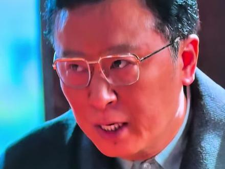 热播剧,老舅里面穿帮镜头93年,折叠屏手机,😄#看电视 #上热搜 #热播剧