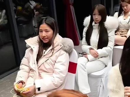 刚子开会先发饼准没好事,哈哈哈哈哈#小小小酷哥 #组织1995 #开会 #名场面