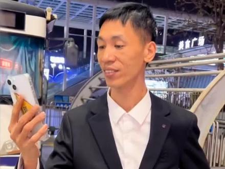 李鑫平安返回深圳后,第一时间向亲姐姐李林报平安,养家亲人满心欢喜,温情满满。家人给他取外号“刘德华”,足见对他的喜爱与认可。养母看着认亲视频心疼落泪,养父时常牵挂联系,养家姐姐细心叮嘱、温柔打趣,处处都是暖心细节。
养家哥哥更是格局开阔,主动不去现场,让姐弟俩安心享受亲情,还表示从此多了一位家人,缺失的温暖大家一起弥补。养家一家人用包容与大爱守护李鑫,这份亲情令人动容,也让无数人为之感动点赞。#李林寻亲 #李鑫回家 #李鑫养家 #李林李鑫