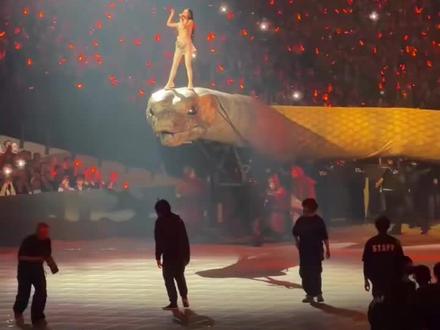 蔡依林1.1大巨蛋演唱会踩🐍出场,超震撼现场#蔡依林pleasure演唱会 #蔡依林踩蛇出场 #震撼