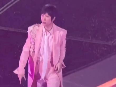 阿信脚踩空摔下舞台#F4演唱会