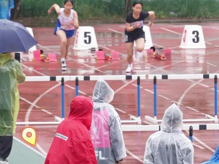 直击女子高中组100米跨栏决赛现场,你试过跨栏跑吗,有什么技巧吗?#海淀教育 #海淀学生运动会 #女子100米跨栏#中学生田径运动会 #跨栏