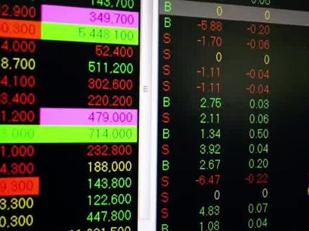 最近市场有个特别反常的现象,我想和大家聊聊。就在1月30日那天,当黄金和白银从高位大幅回落、白银日内甚至一度跳水超10%的时候,国际油价却硬生生的往上顶,WTI原油一周时间飙涨了超过7%,硬是收在了65美元上方,创下近半年新高。明明大家都是靠着美伊局势升级这根导火索引燃的,为什么贵金属转头就崩,石油却屹立不倒?
要我说,这背后的操盘手,还是那个让人捉摸不透的特朗普。
咱们得回到问题的原点——特朗普现在最焦虑的是什么?看看美元指数就明白了。今年1月份,美元一度跌破97关口,最低探到95.5,创下了近四年来的新低。作为依靠货币霸权收割全球利润的美国,这种跌法简直是在动国本。所以特朗普现在满脑子想的就是一件事:怎么让美元重新硬起来。
那么问题来了,在这个节骨眼上,谁是美元的朋友,谁又是美元的敌人?
答案可能让你意外:黄金是敌人,石油却是朋友。
这几年黄金为什么涨得这么疯?核心逻辑是全球的去美元化浪潮。各国央行都在抛售美债,把黄金当成储备货币的新锚。这个趋势要是延续下去,大家手里攥着的美元需求自然就少了。换句话说,以美元计价的黄金,反而成了削弱美元地位的"特洛伊木马"。
但石油完全不一样。全球石油贸易至今仍是美元结算的天下。油价越高,全世界为了买油就得准备更多的美元,对美元的需求自然就水涨船高。这才是特朗普近期在中东和委内瑞拉动作频频的深层算盘——通过制造地缘紧张来支撑油价,实际上就是在给美元指数输血。
说到这里,就得提他最近那个精妙的组合拳——提名凯文·沃什担任美联储主席。这位老兄可不简单,他曾是美联储历史上最年轻的理事,早年以鹰派著称,但最近却转头支持特朗普的降息主张。这看似矛盾的组合——降息稳住天量国债的利息压力,缩表减少美元供给——再配上推高油价增加美元需求的"地缘杠杆",三管齐下,目的是既要救国债、又要强美元,还能给缩表找到控制通胀的正当理由。
这一招确实够狠。当市场还在争论美联储何时降息的时候,特朗普已经在用油价这个杠杆悄悄重塑美元的供需格局。
#石油 #黄金 #美联储主席 #美元指数 #特朗普政策