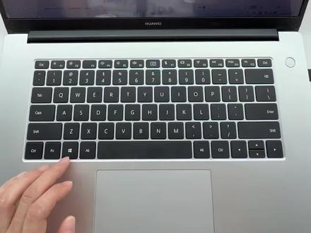 「」这个符号电脑怎么打出 这个符号叫“直角引号”,键盘上没有专门的按键。Windows电脑按Win+句号键,打开符号面板就能找到。你以前是怎么打出来的?
#电脑使用技巧 #键盘使用技巧 #特殊符号怎么打 #电脑基础知识 #每天学一个小知识