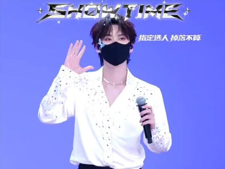 这是我第一次看到鹤鹤真人直播参加活动🎤全程很激动!真的好帅好板正!看不够~#王鹤鹤