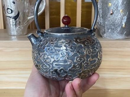 流云溢彩 北京先生定制一把云纹银壶,你喜欢吗? #银壶 #银器 #茶具 #百young非遗计划 #变废为宝