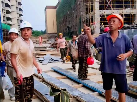 小伙第一次去建筑工地做点工日结,330元一天到晚给钱,非常开心