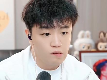 昨晚陪修总交际去了,只不过修总在商务,回子在喝酒!!🙃🙃@♊️一修。 @刘回#一修#刘回#内容太过真实 #交际花 #商务