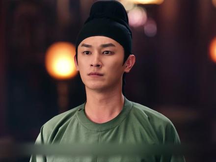 唐诡奇谭13 第13集
苏无名摘下主尊面具,却发现是个草人,被赶出了解忧店。阿茵私下找到解忧店的人,准备让天子进入解忧店。解忧店说由于苏无名捣乱,准备再开一场,只需要十二人参与。阿茵回去告诉天子,准备来解忧店。天子正欲出城,被卢拦了下来。#抖音合集升级计划