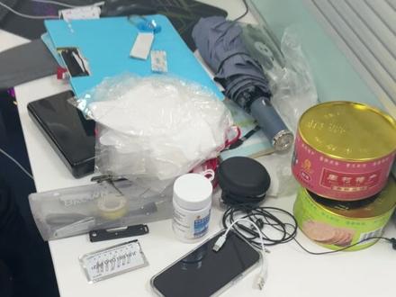 同事每天都背着这个包上下班,我好奇都有什么,当掏出橡皮圆规. #上班 #多啦a梦 #百宝箱 #搞笑视频