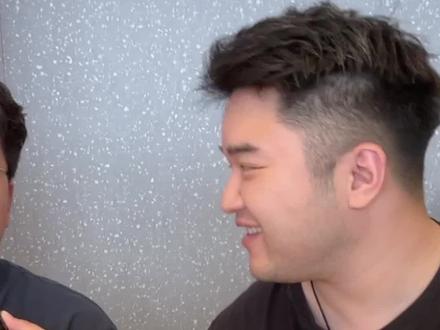 有个品牌004|十个人评价完松露味票数最高?
号称“全世界最好吃薯条”!
菲律宾网红薯条POTATO CORNER上海首店开业第三天!
🍟薯条狂热人已迫不及待拉同事一起去吃吃吃啦☺️☺️
综合完毕好像是上海限定白金松露味儿票数最高?
但每个人口味真的因人而异 一定是经过可打卡系列!!😛
#抖音美食推荐官 #我的逗比同事 #同事间的对话梗 #跟着抖音来探店 #艾特你的饭搭子请你吃