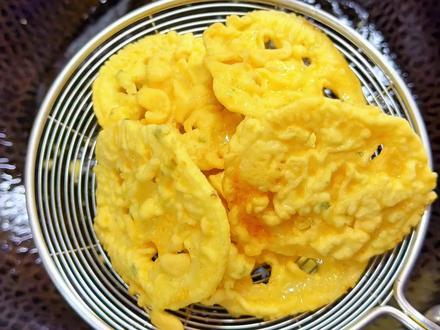 #真实生活分享计划 莲藕原来不止可以做成汤,炸藕片也是非常好吃的,香酥脆甜,美味可口!#香脆炸藕片 #我的美食分享 #味道好极了你们想吃吗 #莲藕
