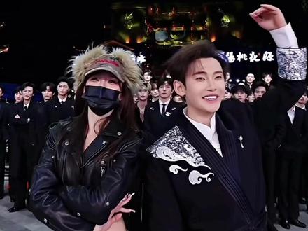 龙浩天和瑶瑶这舞一跳,直接梦回那个夏天🍃满满的回忆,感动🥹真的好甜~(结尾附赠瑶瑶一段帅气个人舞蹈)#龙浩天 #瑶瑶 #龙浩天瑶瑶 #龙浩天大舞台 #太甜了