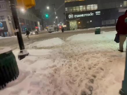 史诗级风暴冰封美国!22州紧急状态,1.3万航班取消,中领馆急发提醒#创作者激励计划