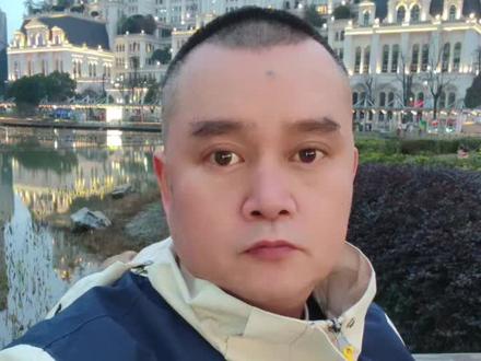 贵阳白宫,曾经是两个开发商的家。贵州省以前的首富罗半城叫罗玉平,修了贵阳市一半的住房,
肖春红,贵州省曾经的第二首富,和罗玉平两个包工头开发商,最亲密的合伙人和好朋友。但是白宫却坏了他们两个的风水,吃尽了时代红利,最后黯然伤神。
肖春红和罗玉平后来单干分道扬镳,罗玉平公司07年中天金融上市如日中天,最后却又只有失败的退市。
肖春红在印度尼西亚搞房地产巨亏。传言他把花果园售楼钱转去了瑞士。
2011年棚户区改造,上千亿项目,总建筑面积高达史无前例1380万平米。
创世界纪录出现了亚洲神盘<花果园>
小区共有3百多幢44层楼,楼挨楼密密麻麻的修高房子,容积率特别高,深夜十二点后还是人山人海的一个小区,近五十万人居住在这亚洲最大的小区。
2020年后<花果园>也出现了烂尾楼,3千多业主买了花果园的房,五年过去了2025年还没有住进去。
存人的说这个花果园小区是中国的<缅北>。骗子公司非常多,人流量一天最高的时候上百万,贵阳虽然是省会,相比全国还是比较穷,刷抖音除了销售和人事工作,简直就是没有什么就业机会。
今晚上住在花果园七天酒店,打开抖音附近的好多女人发视频,修水龙头,修老2,修老枪,修ⅩX。晕!乱七八糟一大堆,很乱的感觉。
如今两个包工头也都己成了过往云烟,成了时代的弃儿和失败的开发商,全球最大的私人豪宅和家也只有狼狈不堪搬出去了。
<白宫>占地六千平米,建成1352个房间,一座山私人后花园,可以打高尔夫,房间里面超级豪华,但是己经改造成为七星级高档柏林酒店。住一晚花4千元。
白宫成了现在最繁华热闹的网红打卡,到处都是直播,买了门票也可以进去参观。
<白宫>门口建成花果园湿地公园,旁边的双子塔是肖春红的<宏立城房地产公司>办公室。
<贵阳白宫>也成为贵州省最有特色的<地标性建筑>!!!!!!!