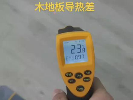 装地暖,最好铺瓷砖,木地板导热比瓷砖差远了。同样供水温度,木地板的地面温度比瓷砖低5度左右,房间温度低3度。而且能耗也比瓷砖高。所谓的地暖专用地板也都是忽悠交智商税的。#地暖 #暖气 #壁挂炉