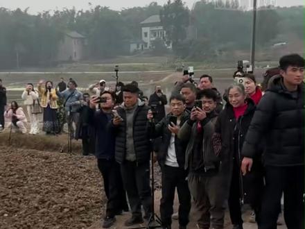 台湾同胞到“呆呆”家“串门”,找“呆呆”吃刨猪汤,现场网友高呼“欢迎回家”#台湾同胞打卡重庆寻味刨猪汤 #台胞到重庆合川吃刨猪汤寻团圆 #呆呆