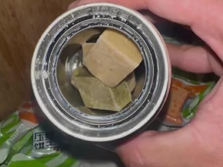 压缩饼干“撑爆保温杯”?