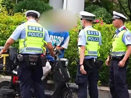 现场扣车!深圳多区严查“电鸡”。我可是提醒你了啊:驾乘摩托车、电动自行车,佩安全头盔再出行。#深圳交警常态化整治电动车违法行为 #深圳 #电动自行车 #安全骑行 #本地新闻