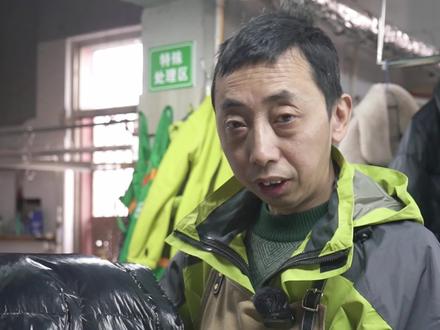 亮面羽绒服怎么才能洗干净?教你一个小妙招,在家就能轻松搞定!#洗衣服 #污渍轻松去除