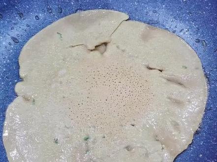 苦荞粉烙饼吃很多人问不苦吗?苦荞生的时候苦味比较浓郁 但是苦荞做熟以后就是麦香味了#大凉山苦荞