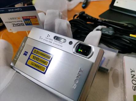 #热门 索尼DSC-T300
1000万像素和5倍光变的
在拍摄使用方面还加入了更加智能的技术。在人脸识别和笑脸快门模式下,
能够分辨出儿童和成人的脸部或者笑脸,外型小巧精致的机身。
索尼Cyber-shot T300搭载一块1/2.3英寸的Super HAD CCD,有效像素为1010万。在镜头方面,T300使用的一枚5倍光学变焦潜望式镜头,实际焦距等效于35mm
的33-165mm,最大光圈F3.5-4.4,并且具备光学防抖功能。
在显示屏幕方面,T300同样使用一块3.5英寸23万像素的LCD,相机支持ISO80-3200的手动设定,索尼T300拥有在卡片机中主流偏上的性能配置,多种特色功能让T300更加易于使用,并增添了使用乐趣。如果你对卡片机的性能和外形有双重需求,同时预算充足的话,那么可以考虑一下这款索尼的卡片机产品。
全新未使用,全套配件都在,有原始收据复印件。