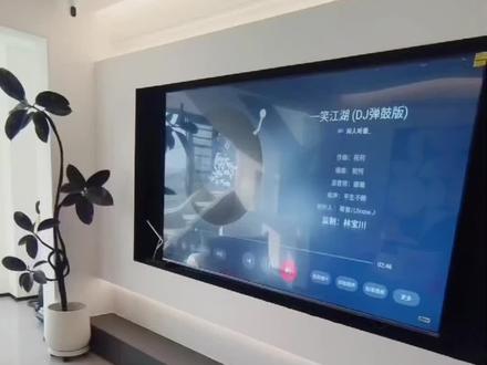 悬浮电视背景墙细节要点!想要1千做出几千的效果这几点要记住了:
1.背景墙放电视的位置不要做和电视尺寸大小,左右两边留出空间,有延伸感电视更显大,不影响散热和音响效果。
2.黑色内嵌部分想省钱直接刷黑漆,两遍黑板漆+一边罩面漆,有灰直接湿抹布擦,便宜好打理。
3.悬浮电视背景墙侧面一定要做错层,装上灯带才会有悬浮感,离墙距离15公分以内装上伸缩支架电视位置随意调整。
4.电视背景墙正上方不要装射灯看电视会反光,真体视觉效果也不好。
5.电电视柜不要做悬浮的,有掉落风险。也不要地台,缺少功能性,就做纯色落地带抽屉的电视柜,极简好看,实用性强。#悬浮电视背景墙 #装修避坑 #客厅背景墙 #新房装修 #悬浮电视背景墙注意事项