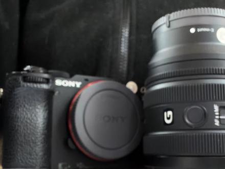 索尼小课堂|相机镜头拆装,新手秒会✅ 还在怕拆镜头伤机身?
担心装错卡扣?
超简单教程,一步到位👇
📌安装步骤
1. 关机!关机!关机!
2. 取下机身盖+镜头后盖
3. 白点对齐,轻推入顺时针转,咔哒一声就稳了
📌拆卸步骤
1. 先关机!
2. 按住镜头释放键,逆时针转到底,拿下!
💡温馨提示
拆装后及时盖盖子
非必要不频繁拆,防灰尘进机身!
#索尼A7C2 #索尼微单 #数码教程 #苏州爱深博数码 #相机教程