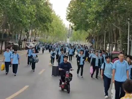 高考必须注意的小细节,再忙也要告诉孩子
1.草稿纸不够可以要
2.选择题做完就涂完
3.初选的答案不要轻意改,大概率是对的
4.考场上不用怕监考老师,放松心态。
5拿到试卷先看作文题,潜意识会自动构思
6.考场上有的同学乱翻试卷,别受影响
7.最后五分钟一定要检查答题卡是否涂完
8.考前任何一场考试都不能决定高考 9.午睡别超过30分钟,睡久脑子会迟钝
10.饮食清淡跟平常一样别大补
11.考前一晚失眠是正常,别焦虑放轻松
12.最后几天,远离消耗你情绪的人 13.高考无论准备多充分,都会紧张 14.稳住心态,端正态度千万不要摆烂
15.发考卷前做3组深呼吸,放松紧绷神经
16.考完一门扔一门,同学对答案请挥手拒
17.别做冒险的事
18.给自己积极暗示:加油、好运、自信
19.高考不到最后一秒钟,一切皆有可能
20.你不会无缘无故刷到我,考运锦鲤 祝你:得偿所愿,金榜题名!#高三双休日 #高考 #高考倒计时加油